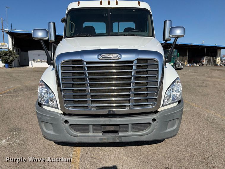 image for item EL2650 2017 Freightliner Cascadia semi truck