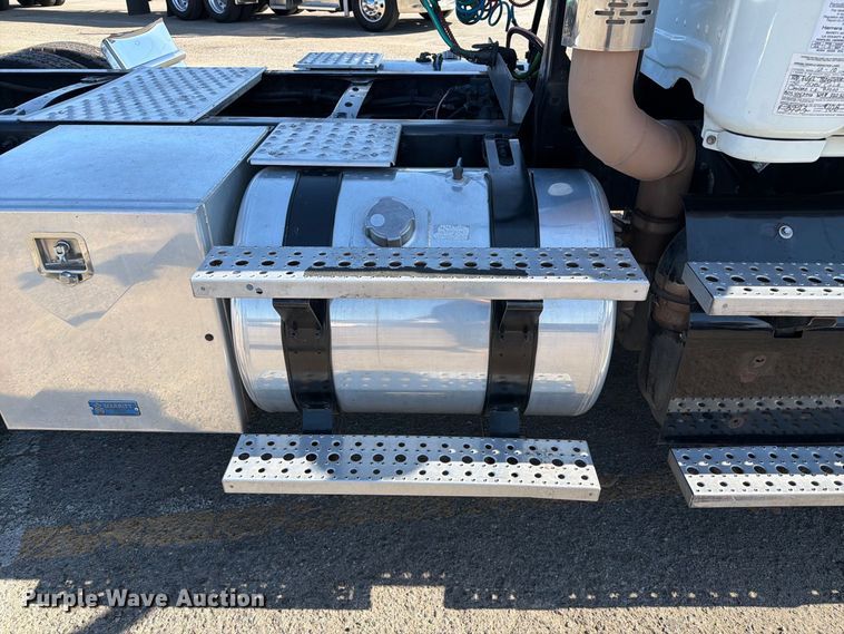 image for item EL2650 2017 Freightliner Cascadia semi truck
