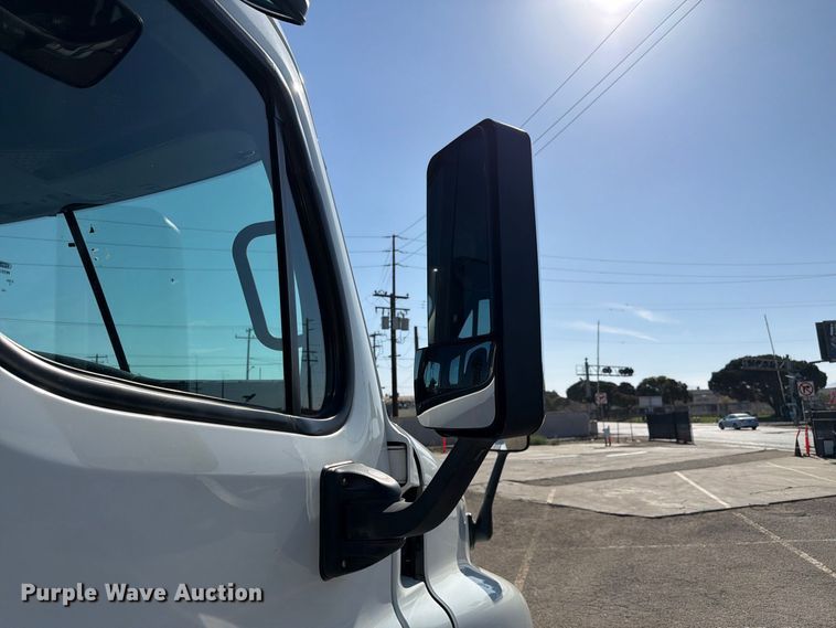 image for item EL2650 2017 Freightliner Cascadia semi truck