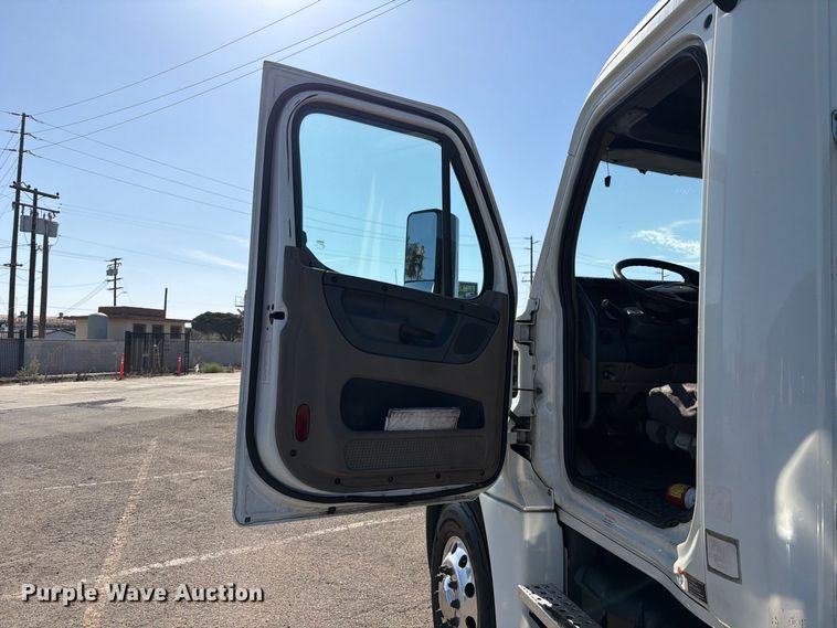 image for item EL2650 2017 Freightliner Cascadia semi truck