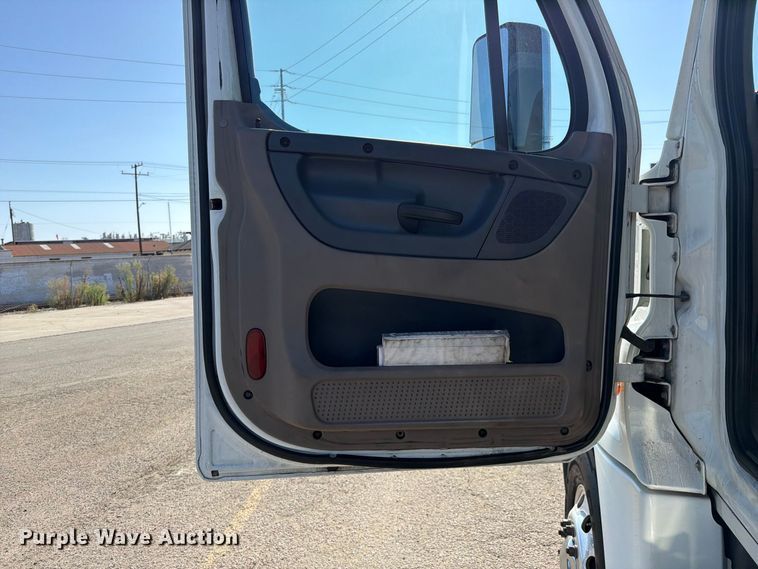 image for item EL2650 2017 Freightliner Cascadia semi truck