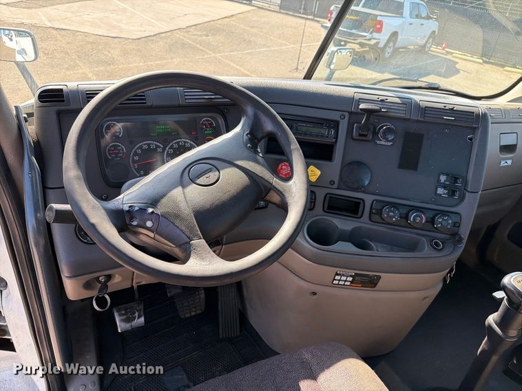 image for item EL2650 2017 Freightliner Cascadia semi truck