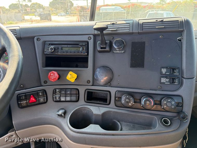 image for item EL2650 2017 Freightliner Cascadia semi truck