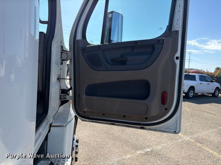 image for item EL2650 2017 Freightliner Cascadia semi truck
