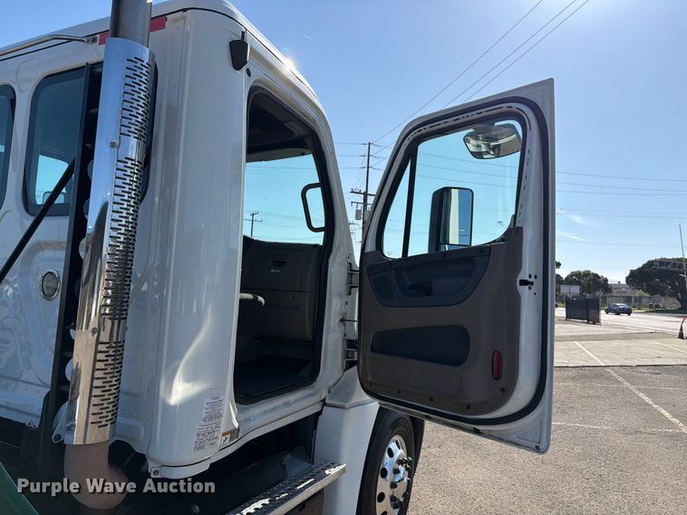 image for item EL2650 2017 Freightliner Cascadia semi truck