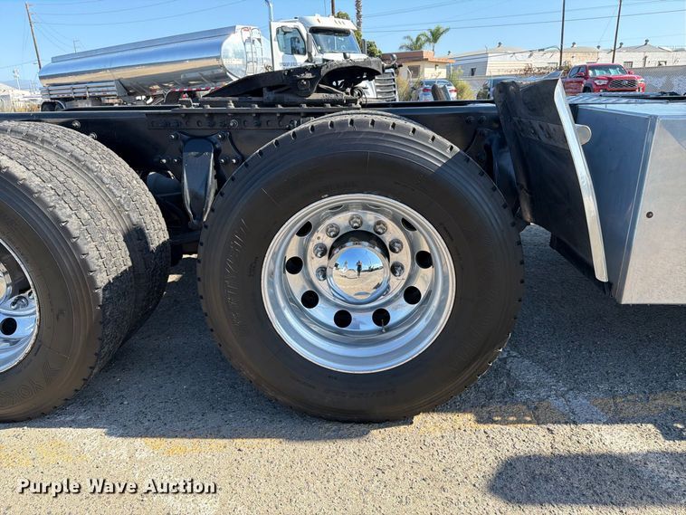 image for item EL2650 2017 Freightliner Cascadia semi truck