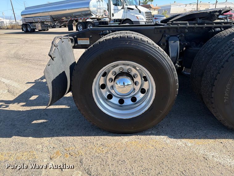 image for item EL2650 2017 Freightliner Cascadia semi truck