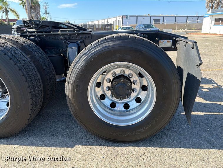 image for item EL2650 2017 Freightliner Cascadia semi truck