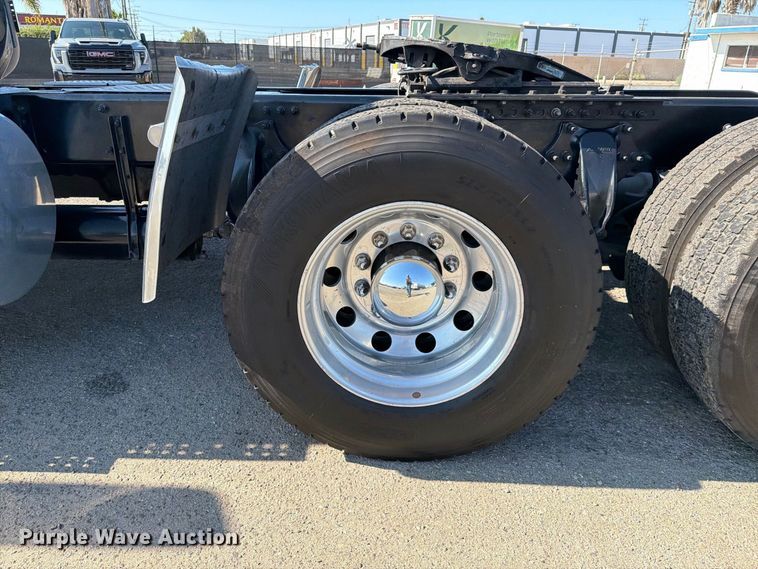 image for item EL2650 2017 Freightliner Cascadia semi truck