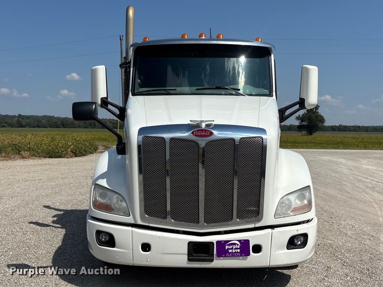 image for item ER3353 2018 Peterbilt 579 semi truck