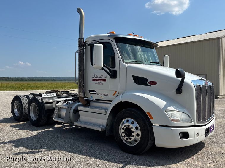 image for item ER3353 2018 Peterbilt 579 semi truck