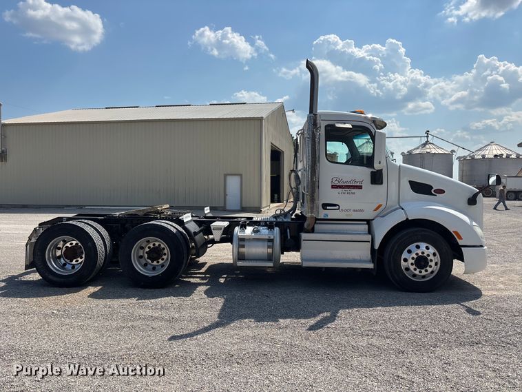 image for item ER3353 2018 Peterbilt 579 semi truck