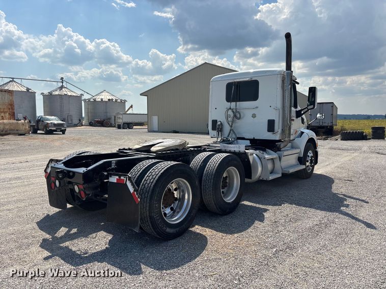 image for item ER3353 2018 Peterbilt 579 semi truck
