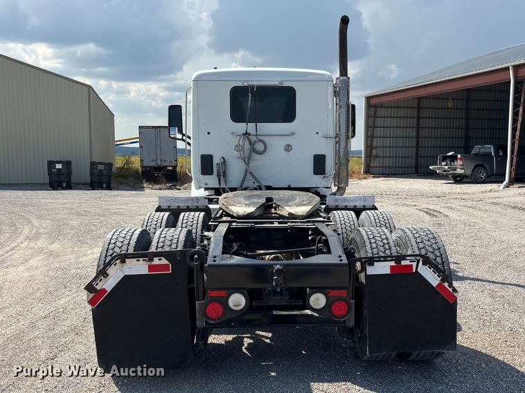 image for item ER3353 2018 Peterbilt 579 semi truck