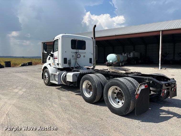 image for item ER3353 2018 Peterbilt 579 semi truck