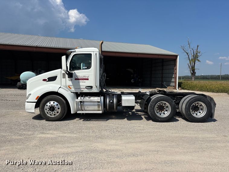 image for item ER3353 2018 Peterbilt 579 semi truck