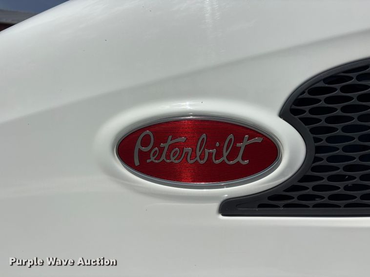 image for item ER3353 2018 Peterbilt 579 semi truck