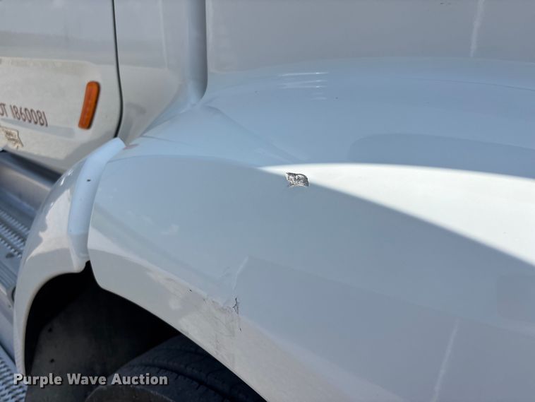 image for item ER3353 2018 Peterbilt 579 semi truck