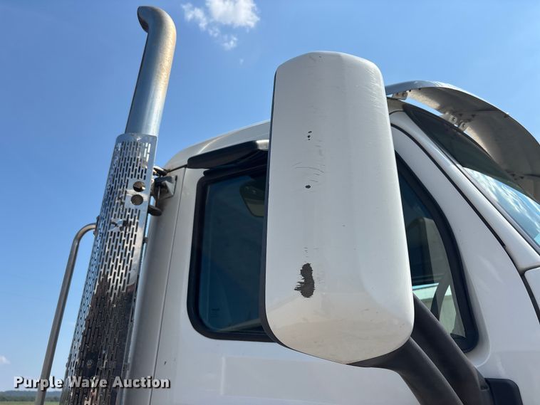 image for item ER3353 2018 Peterbilt 579 semi truck
