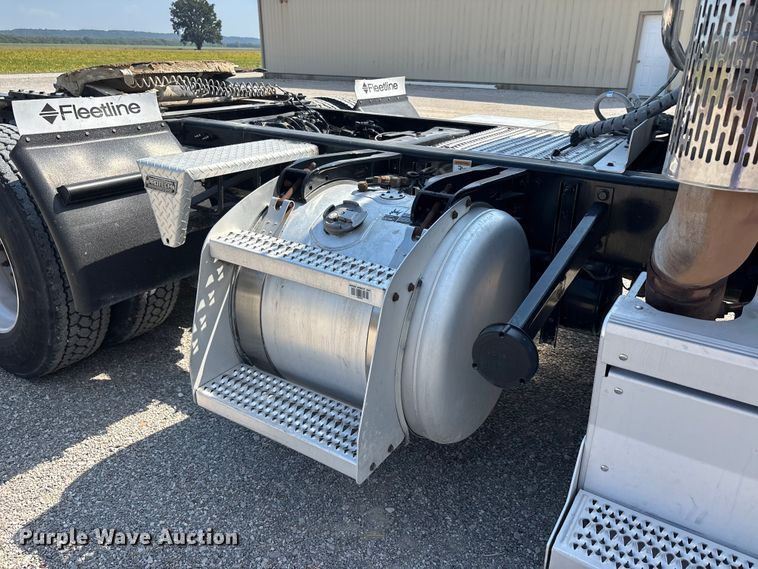 image for item ER3353 2018 Peterbilt 579 semi truck