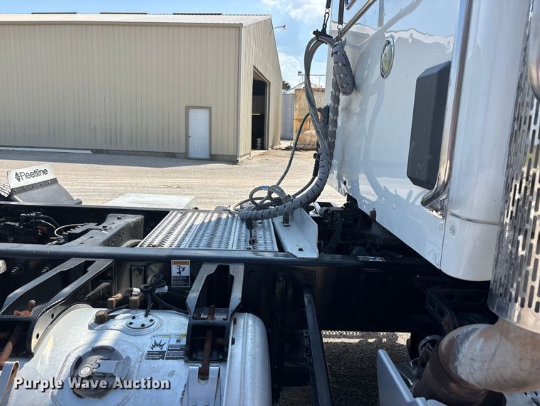 image for item ER3353 2018 Peterbilt 579 semi truck