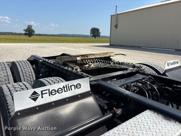 image for item ER3353 2018 Peterbilt 579 semi truck