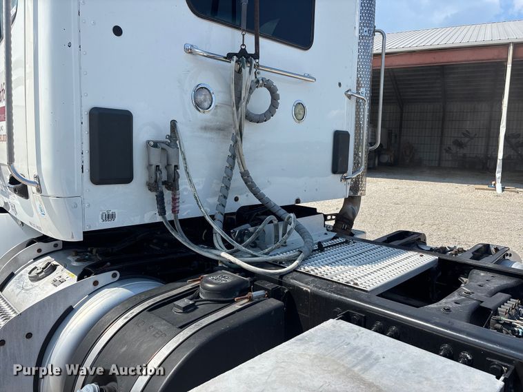 image for item ER3353 2018 Peterbilt 579 semi truck