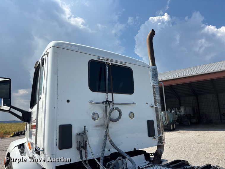image for item ER3353 2018 Peterbilt 579 semi truck