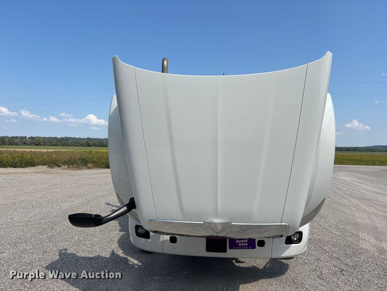 image for item ER3353 2018 Peterbilt 579 semi truck