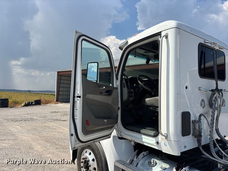 image for item ER3353 2018 Peterbilt 579 semi truck