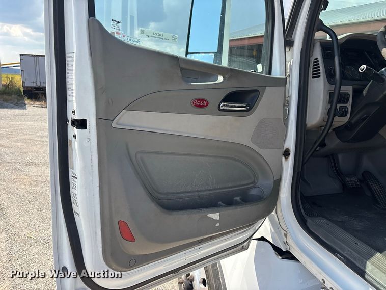 image for item ER3353 2018 Peterbilt 579 semi truck
