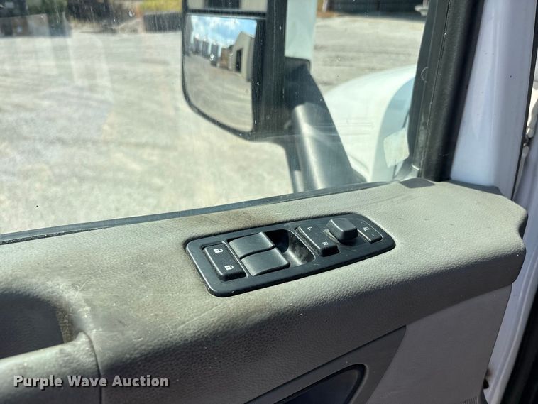image for item ER3353 2018 Peterbilt 579 semi truck
