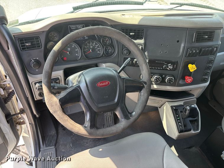 image for item ER3353 2018 Peterbilt 579 semi truck