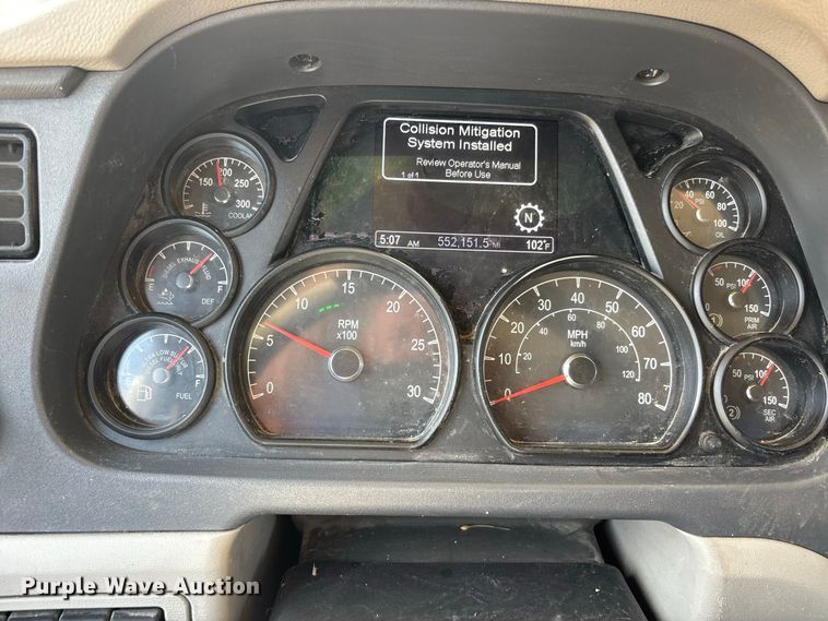 image for item ER3353 2018 Peterbilt 579 semi truck