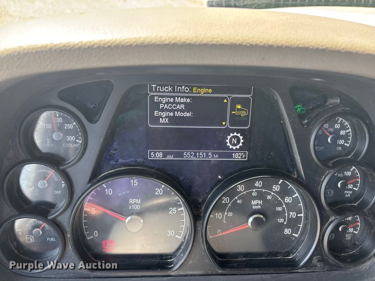 image for item ER3353 2018 Peterbilt 579 semi truck