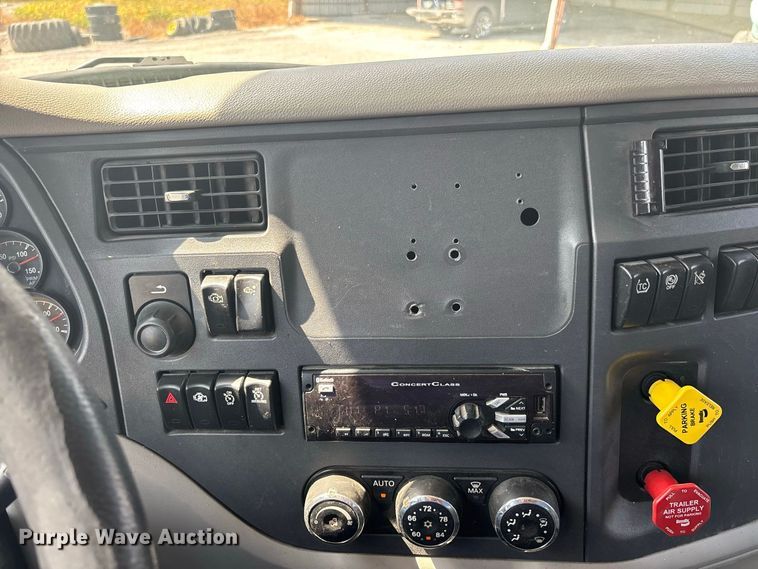image for item ER3353 2018 Peterbilt 579 semi truck