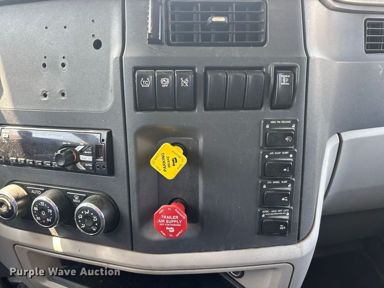 image for item ER3353 2018 Peterbilt 579 semi truck