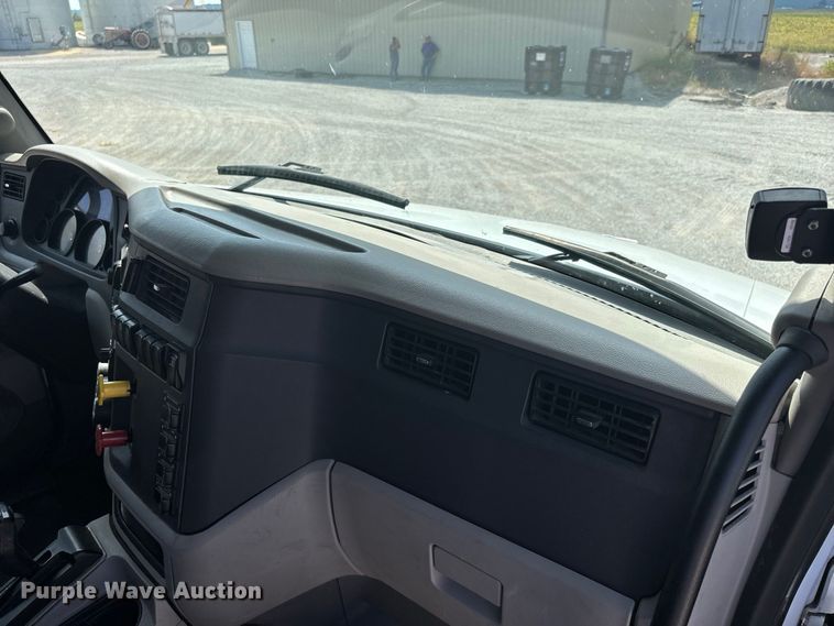 image for item ER3353 2018 Peterbilt 579 semi truck