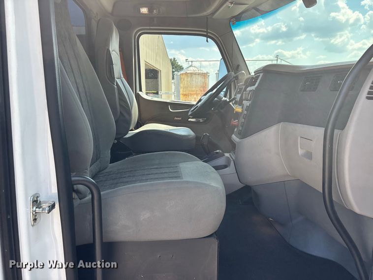 image for item ER3353 2018 Peterbilt 579 semi truck