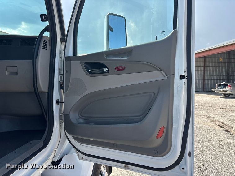 image for item ER3353 2018 Peterbilt 579 semi truck