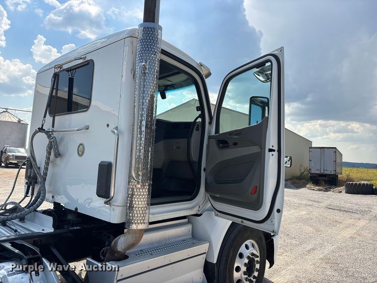 image for item ER3353 2018 Peterbilt 579 semi truck