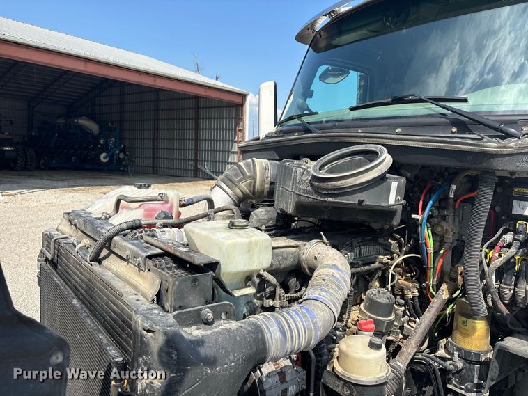 image for item ER3353 2018 Peterbilt 579 semi truck