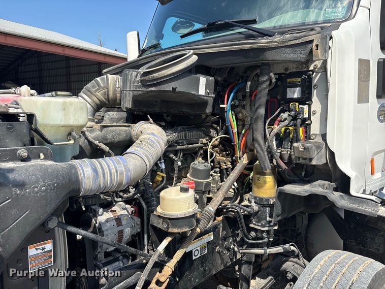image for item ER3353 2018 Peterbilt 579 semi truck