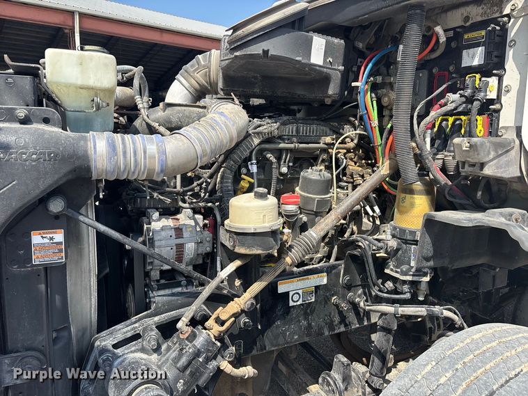 image for item ER3353 2018 Peterbilt 579 semi truck