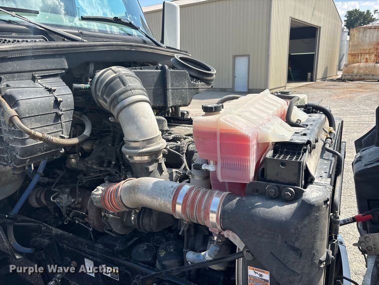 image for item ER3353 2018 Peterbilt 579 semi truck