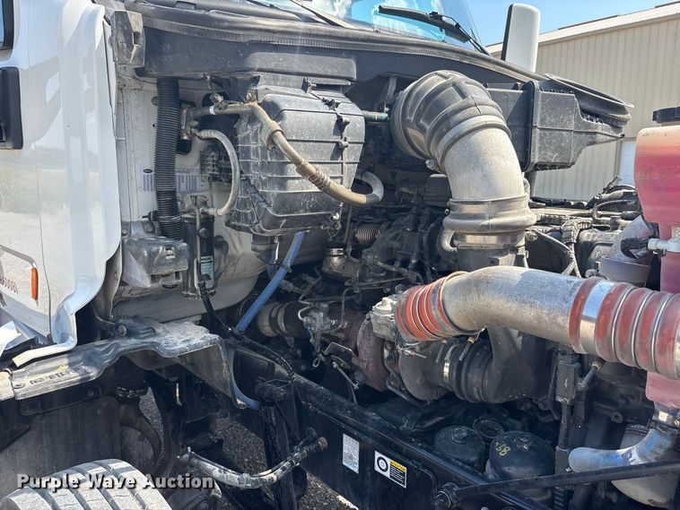 image for item ER3353 2018 Peterbilt 579 semi truck
