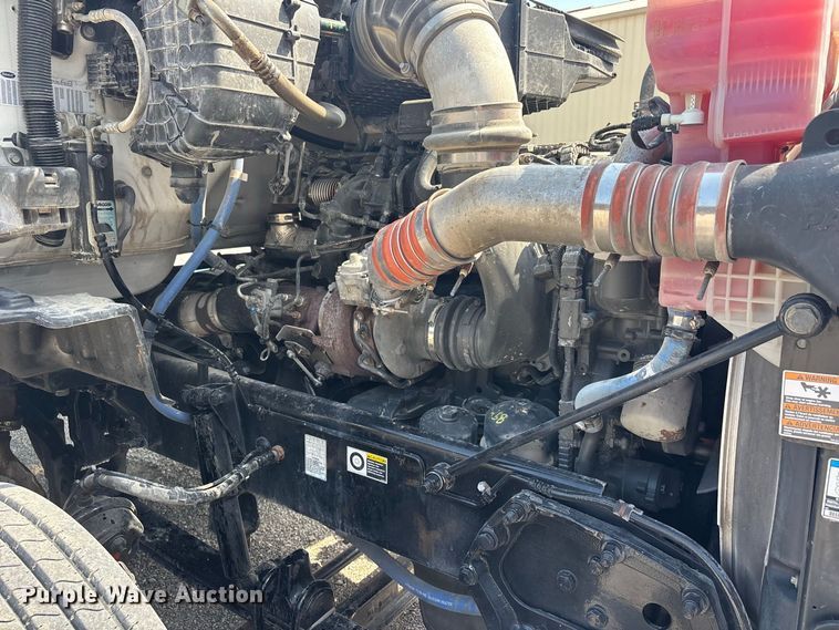 image for item ER3353 2018 Peterbilt 579 semi truck