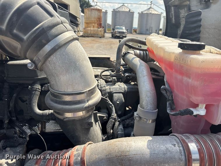 image for item ER3353 2018 Peterbilt 579 semi truck