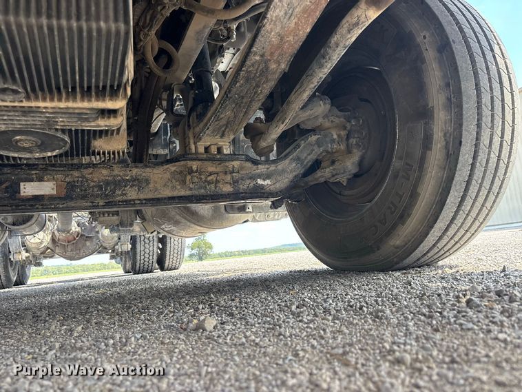image for item ER3353 2018 Peterbilt 579 semi truck