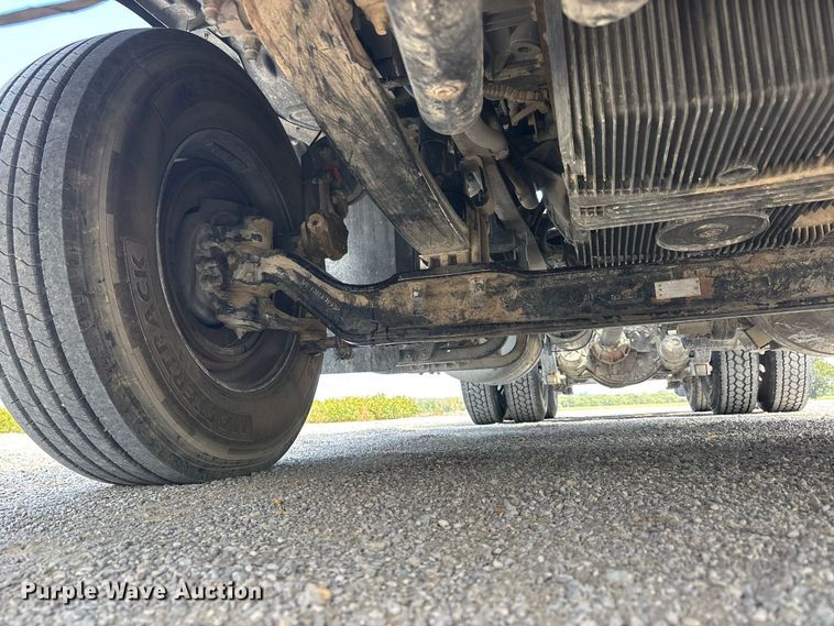 image for item ER3353 2018 Peterbilt 579 semi truck